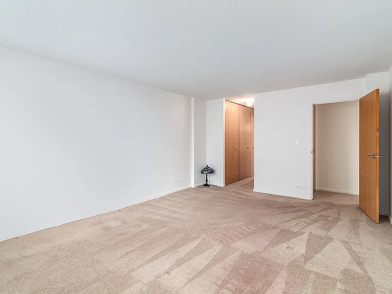 2201 S Stewart Ave #4H — Photo 1