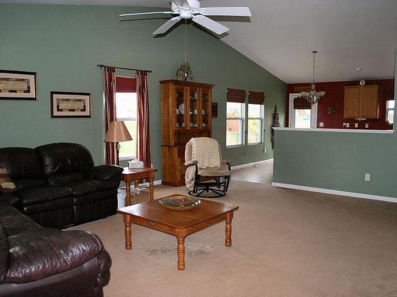 4th image of 7404 Black Pine Dr NE