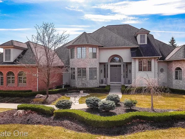 23735 Country Club Dr, South Lyon, MI 48178