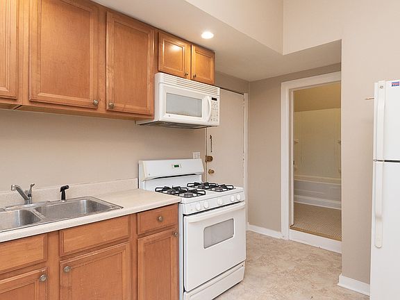 3rd image of 1741 W Huron St APT 1R