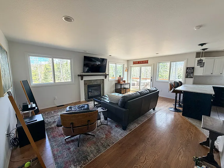 Large windows, lots of gorgeous light comes into the home, tall ceilings
