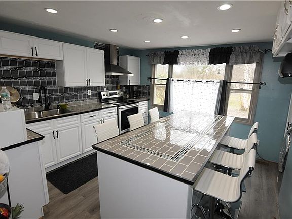 5th image of 39 Sauquoit St
