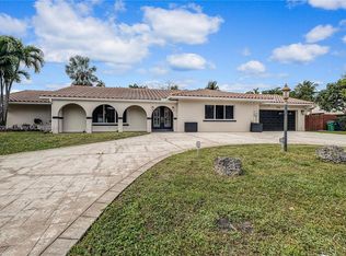 19320 E Saint Andrews Dr, Hialeah, FL 33015