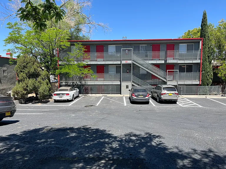 Totally Renovated Studios 2 Blocks To UNM — Photo 2