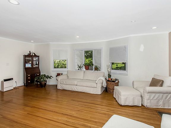 5th image of 18 Somerset Dr N