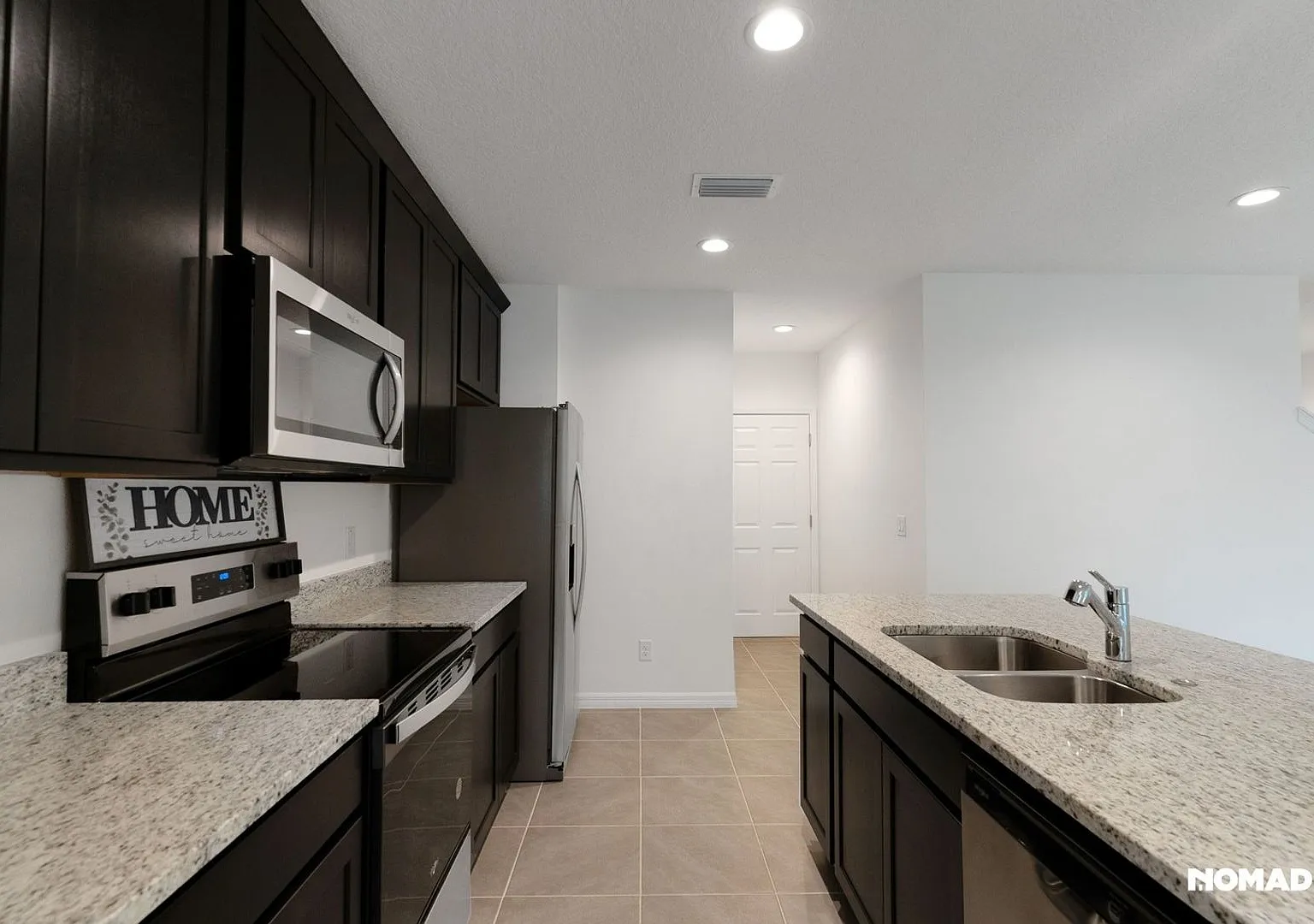 Spacious 4BR Townhome in Groveland — Photo 3
