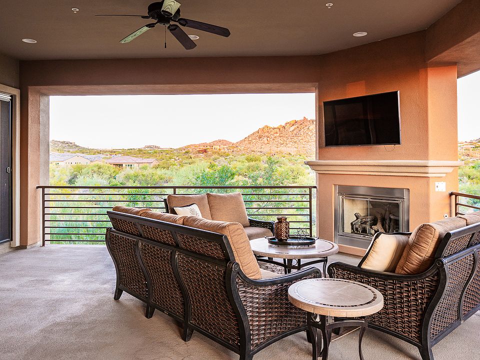 Patio w/gas fireplace &TV