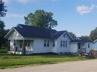 208 E Chestnut St, Hamilton, MO 64644