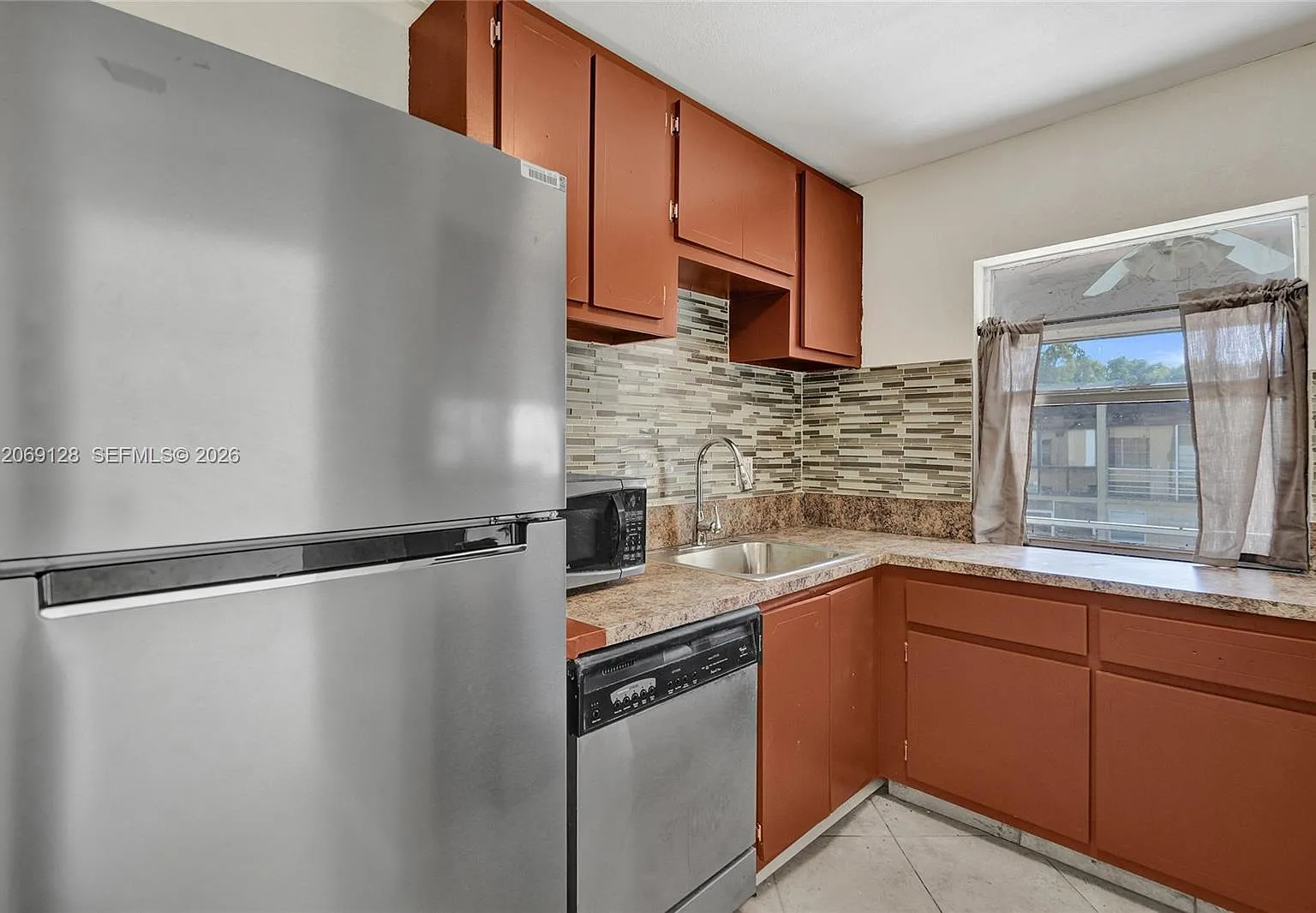 Wood Hue I Condo — Photo 3