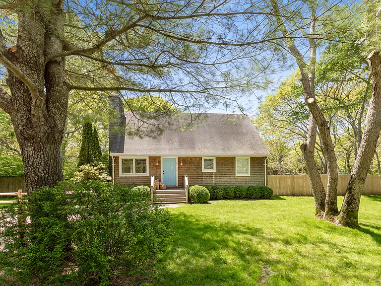 15 Amagansett Dr E — Photo 14