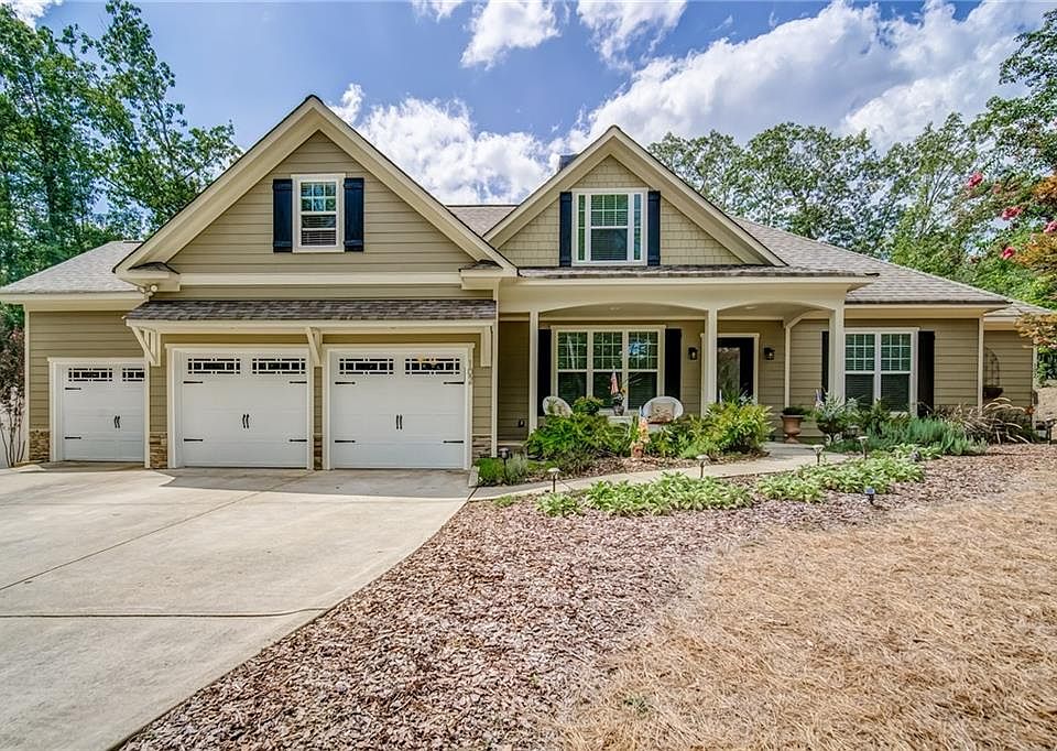 Image 1: Amazing Custom Home on Level Lot