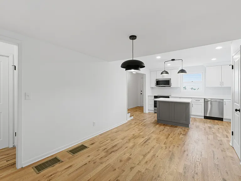 2413 Charleston Oaks Ln — Photo 3