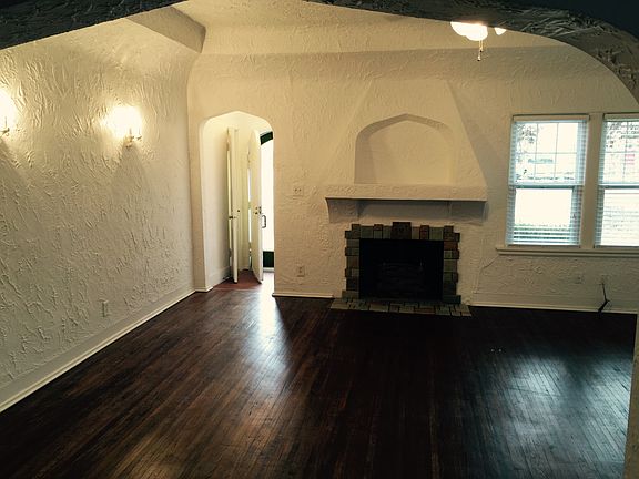 3rd image of 819 S Knoxville Ave
