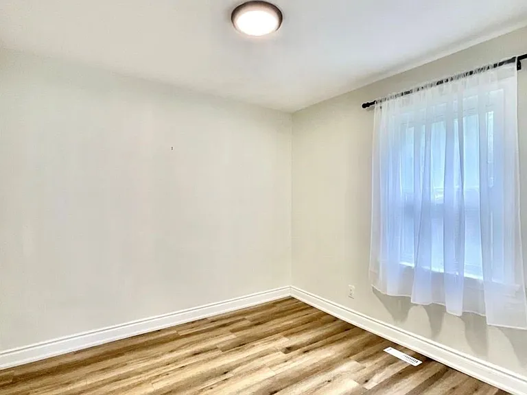 37 Bayard Ave #MAIN FLOOR — Photo 9