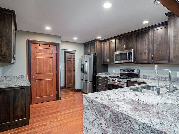 3rd image of 10 Woodley Rd