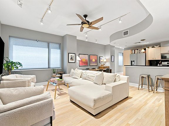 2nd image of 901 W 9th St APT 216