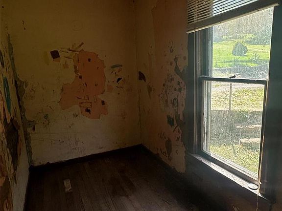 2nd image of 602 Ashbrook St