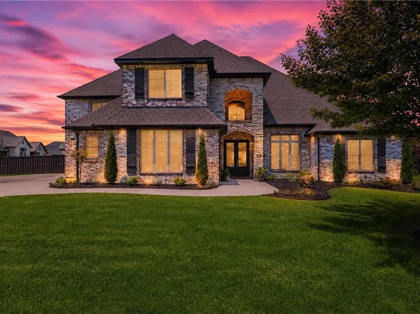 3111 Oak Tree Dr, Centerton, AR 72719