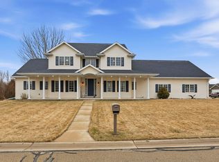 N9005 Blackoak St, Menasha, WI 54952