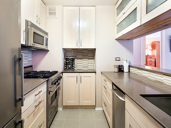 4th image of 275 Greenwich St APT 2H
