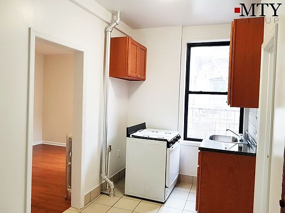 5th image of 2808 Crescent St APT 3