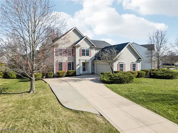 8647 Forest View Dr, Olmsted Falls, OH 44138