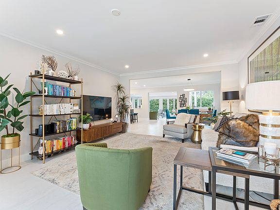 3rd image of 807 SE 11th Court