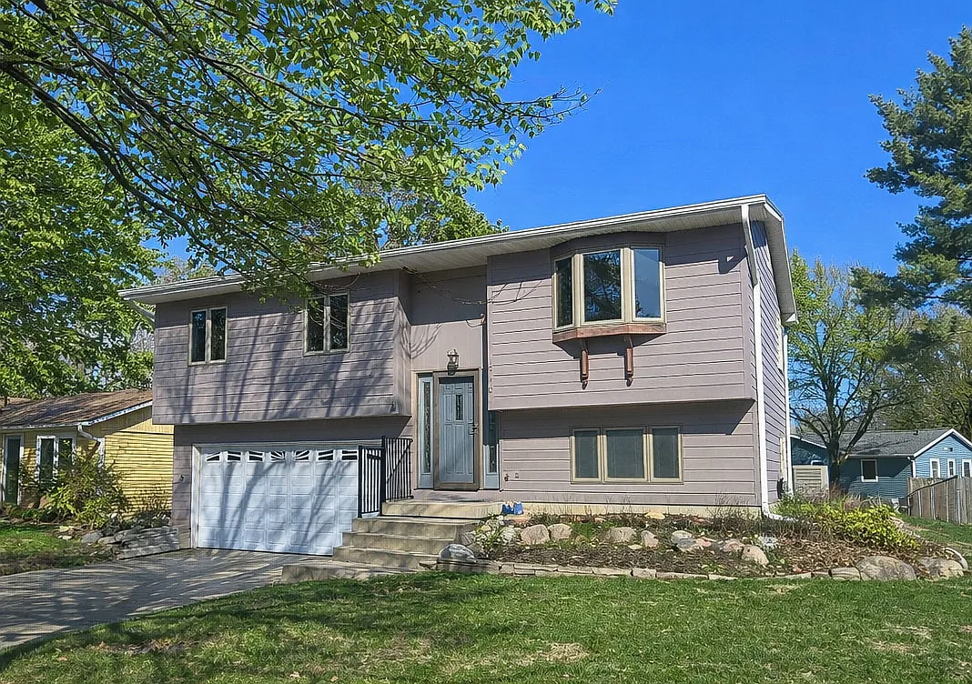2210 Winchester Dr photo 1