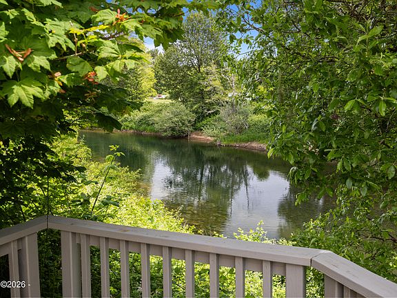 4th image of 560 SW Siletz River Dr