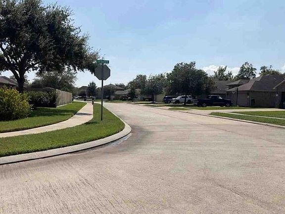 Exterior Neighborhood (street photo)