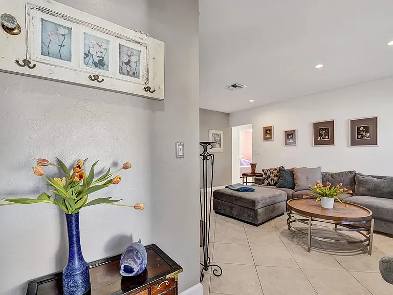1036 NE 9th Ave — Photo 15