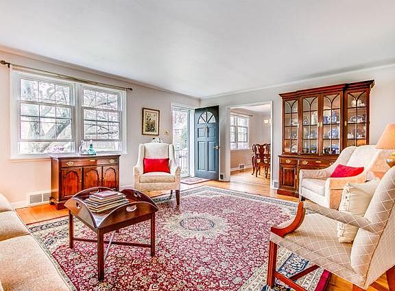 Spacious & bright living room