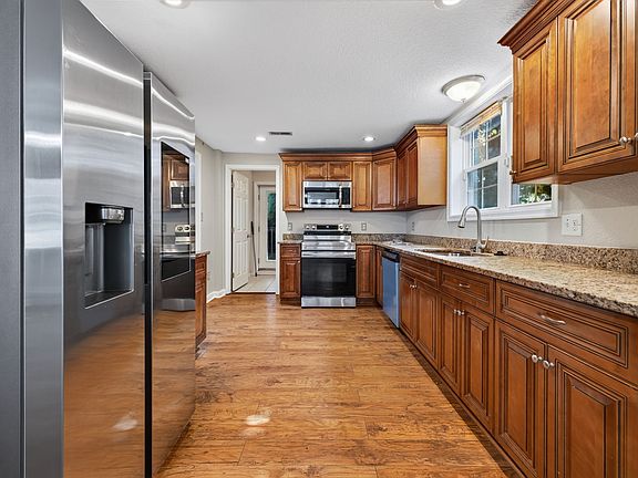 4th image of 1065 Lindenwood Ave