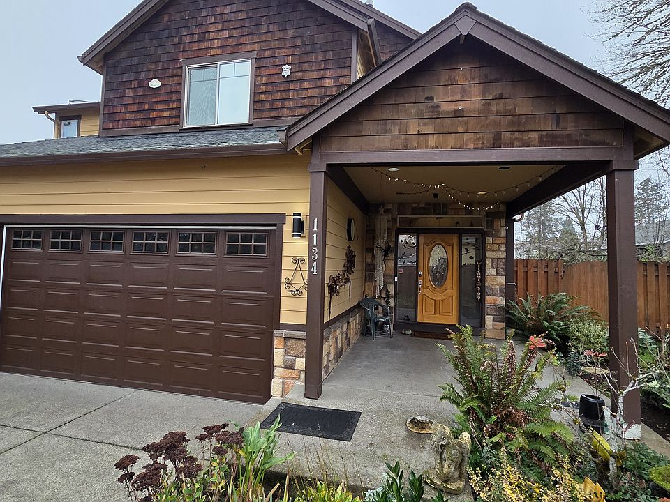 Front / 3 Car Garage