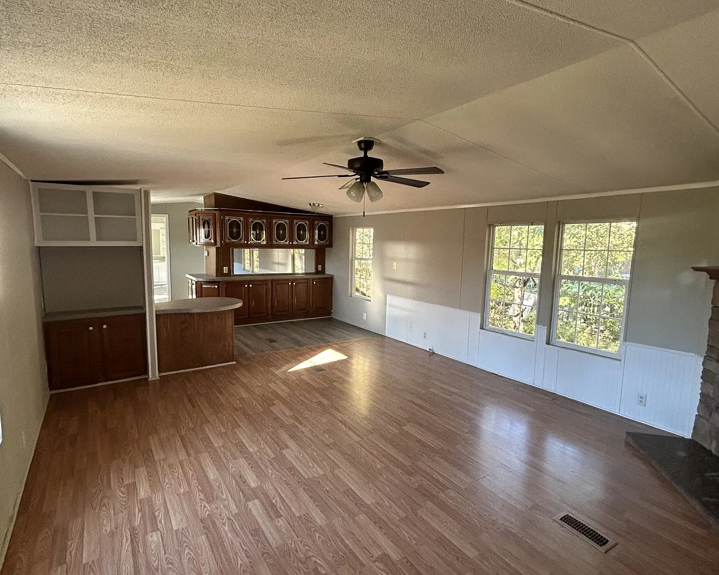 3 bed, 1216 sqft, $900 — Photo 2