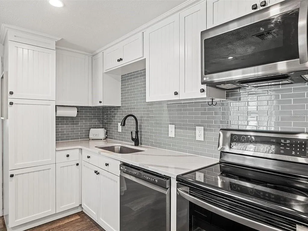 3 bed, 1.0 bath, 894 sqft, $2,600 — Photo 4