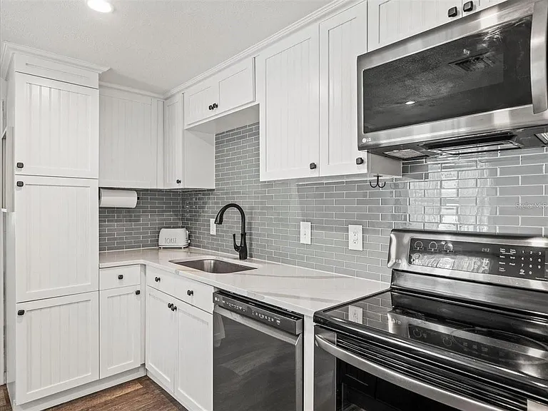 3138 W Varn Ave — Photo 4