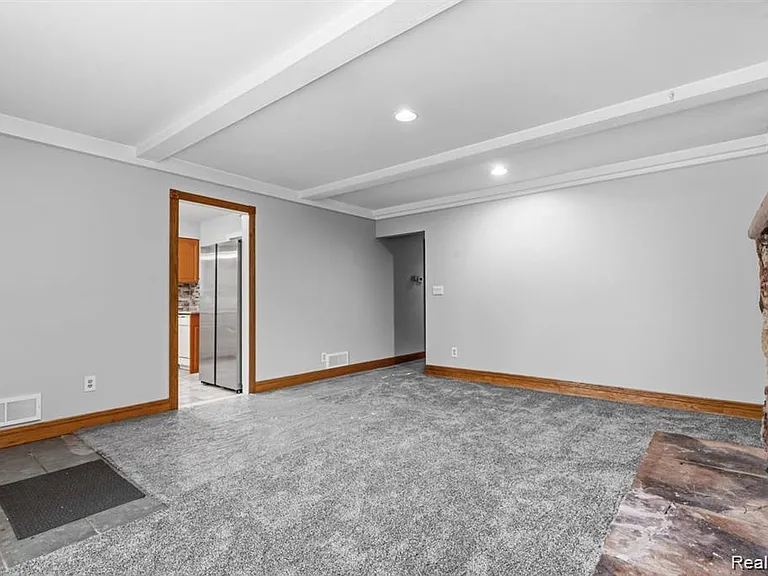 323 N Campbell Rd — Photo 2