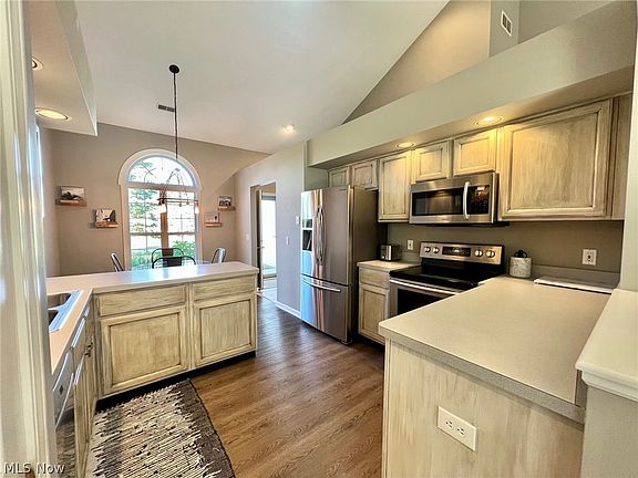 5th image of 579 Daleview Dr