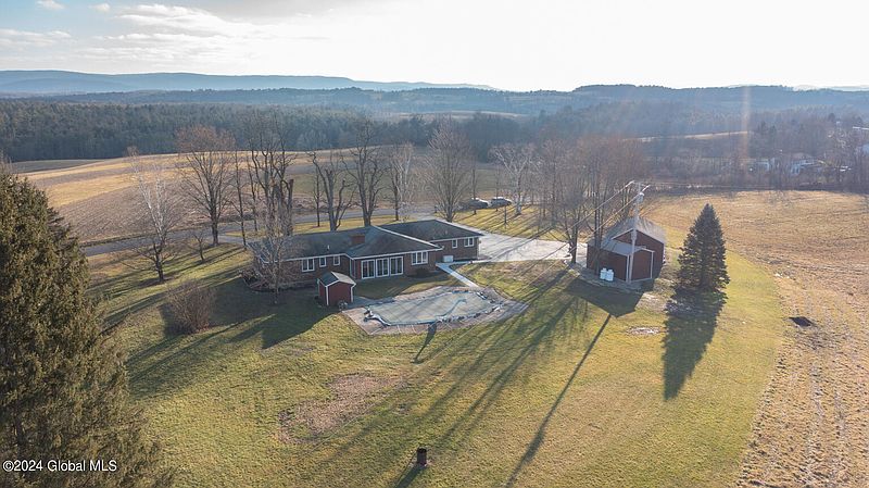 4th image of 161 Longwoods Road