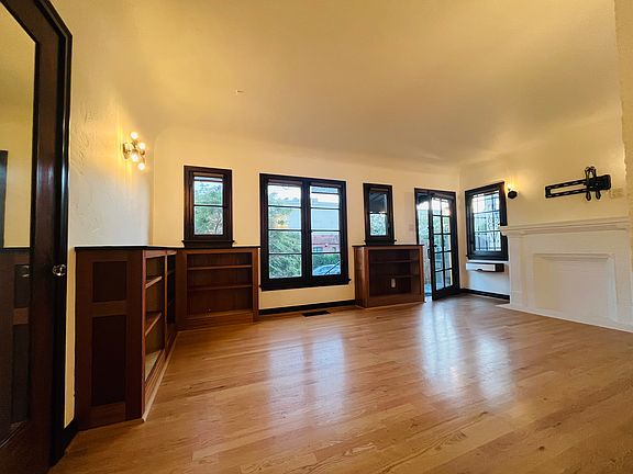 Living room (photo 2)