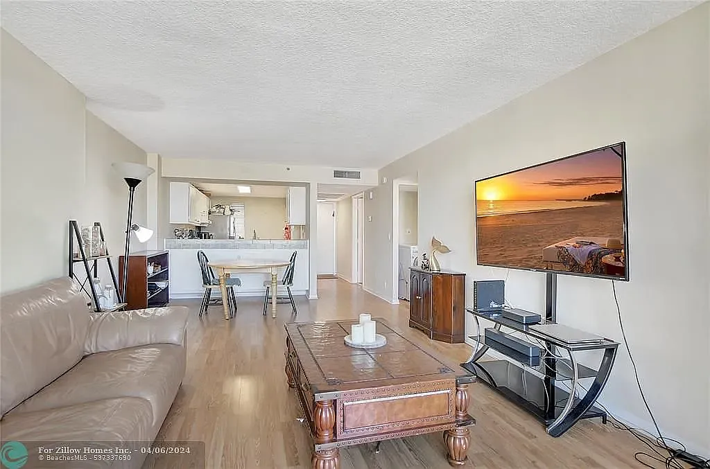 Building Photo - 17 Royal Palm Way #404