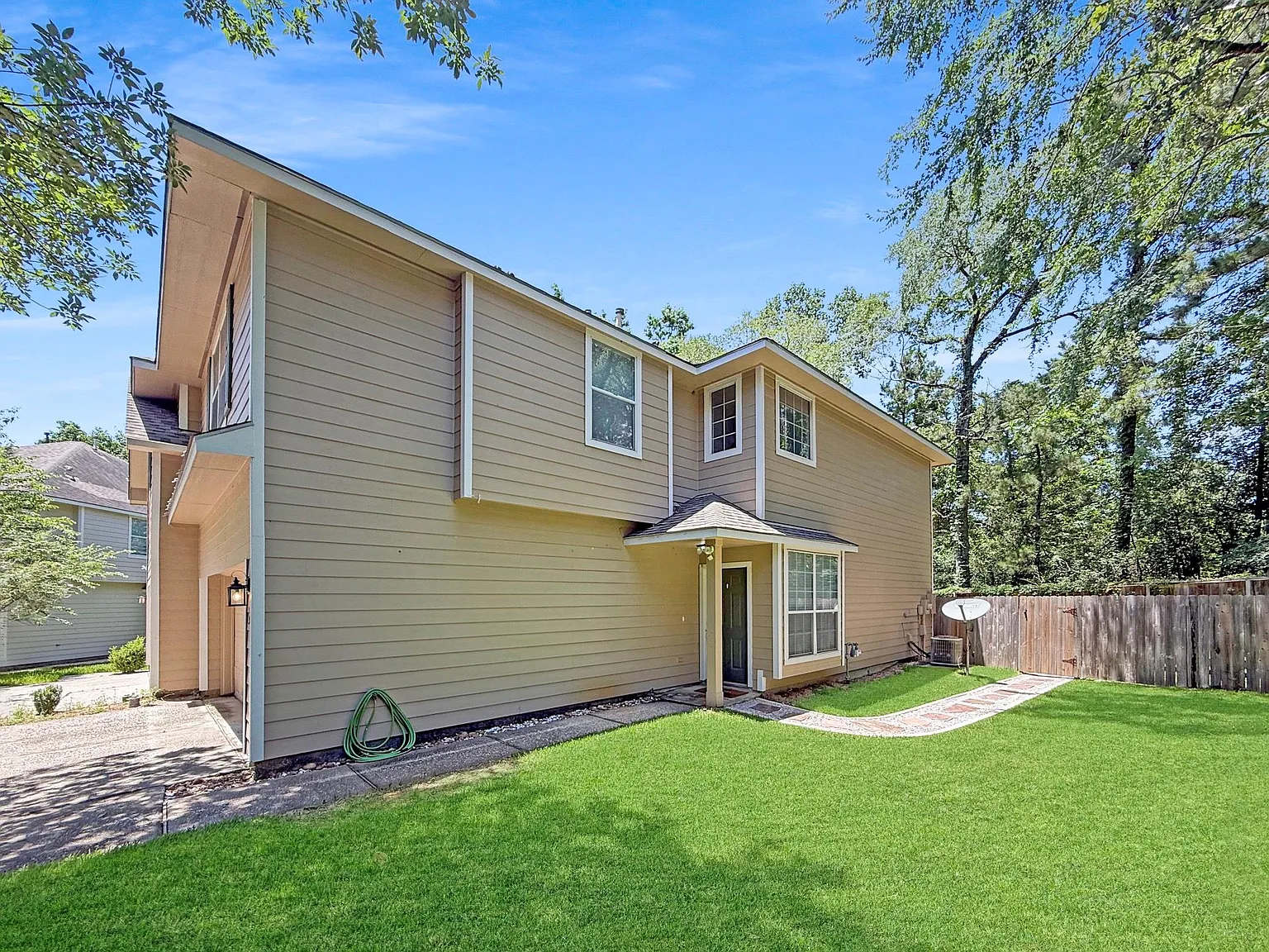 3 bed, 2.5 bath, 1657 sqft, $1,800 — Photo 2