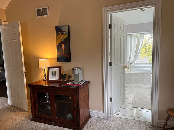 5th image of 1010 E Jefferson Ave