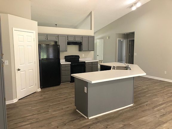 2nd image of 404 Lily Pond Ln