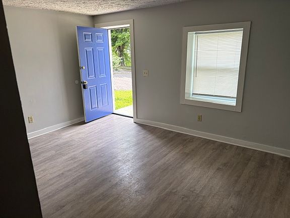 3rd image of 913 Marina St
