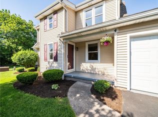 4 Rockhurst Dr, Penfield, NY 14526