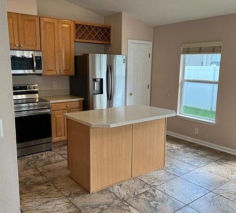 3rd image of 729 Rembrandt Ave