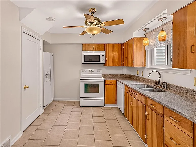 82 Clovercrest Dr — Photo 15