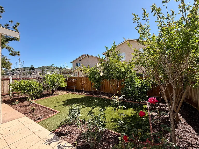 1561 Rebecca Ln — Photo 8